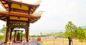 Tháp chuông Vũng Chùa - Đảo Yến