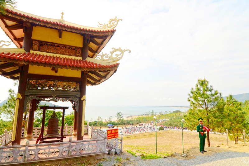 Tháp chuông Vũng Chùa - Đảo Yến Tour Động Thiên Đường - Viếng mộ Đại Tướng