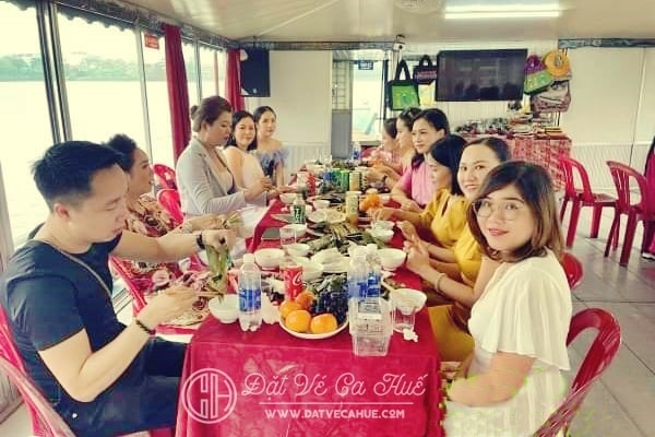 Dịch vụ đặt ăn tối trên thuyền rồng Sông Hương
