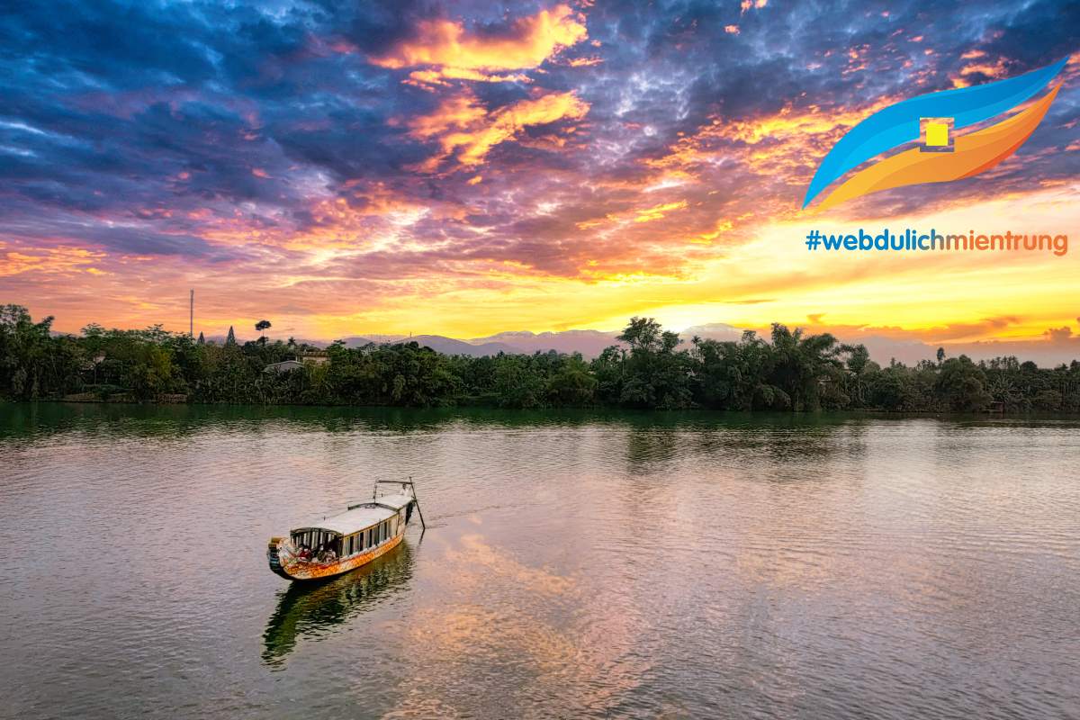 Hoàng hôn trên dòng sông Hương Bảng giá dịch vụ thuê thuyền rồng trên sông Hương 2023 cập nhật mới nhất